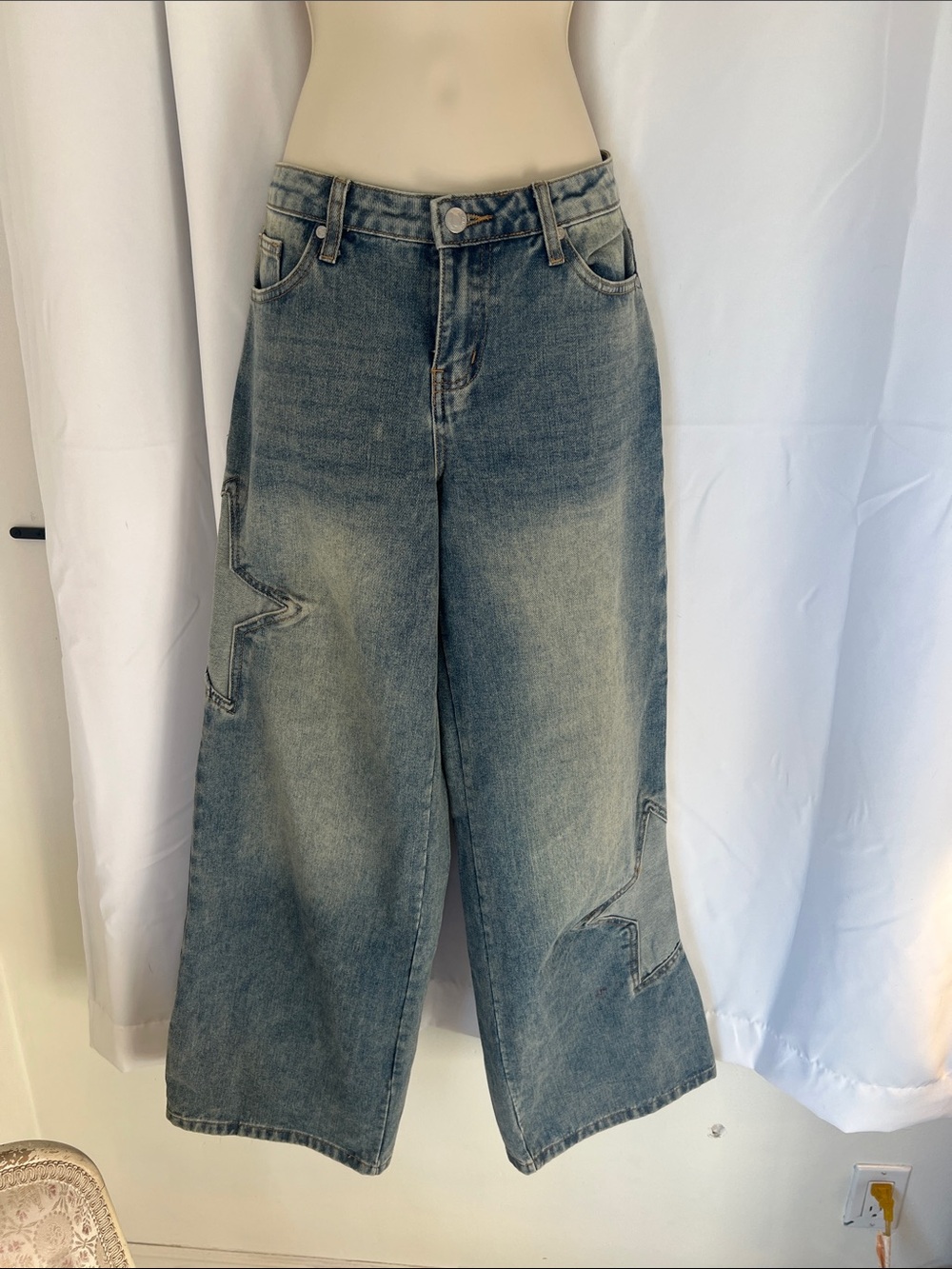 High-Rise Wide Leg Star-Accent Jeans - Faded Blue